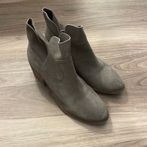 Suede boots